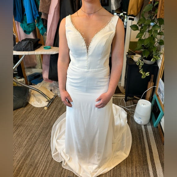 Size 10 Elegant Wedding Dress - Picture 2 of 3